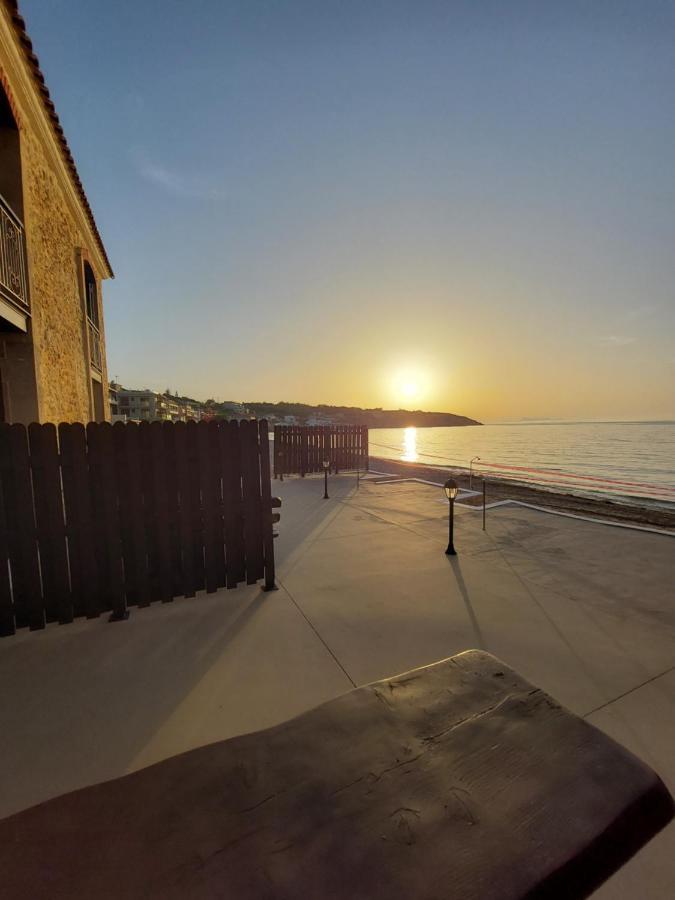 Volakas Beachfront Suites Rethymno Esterno foto